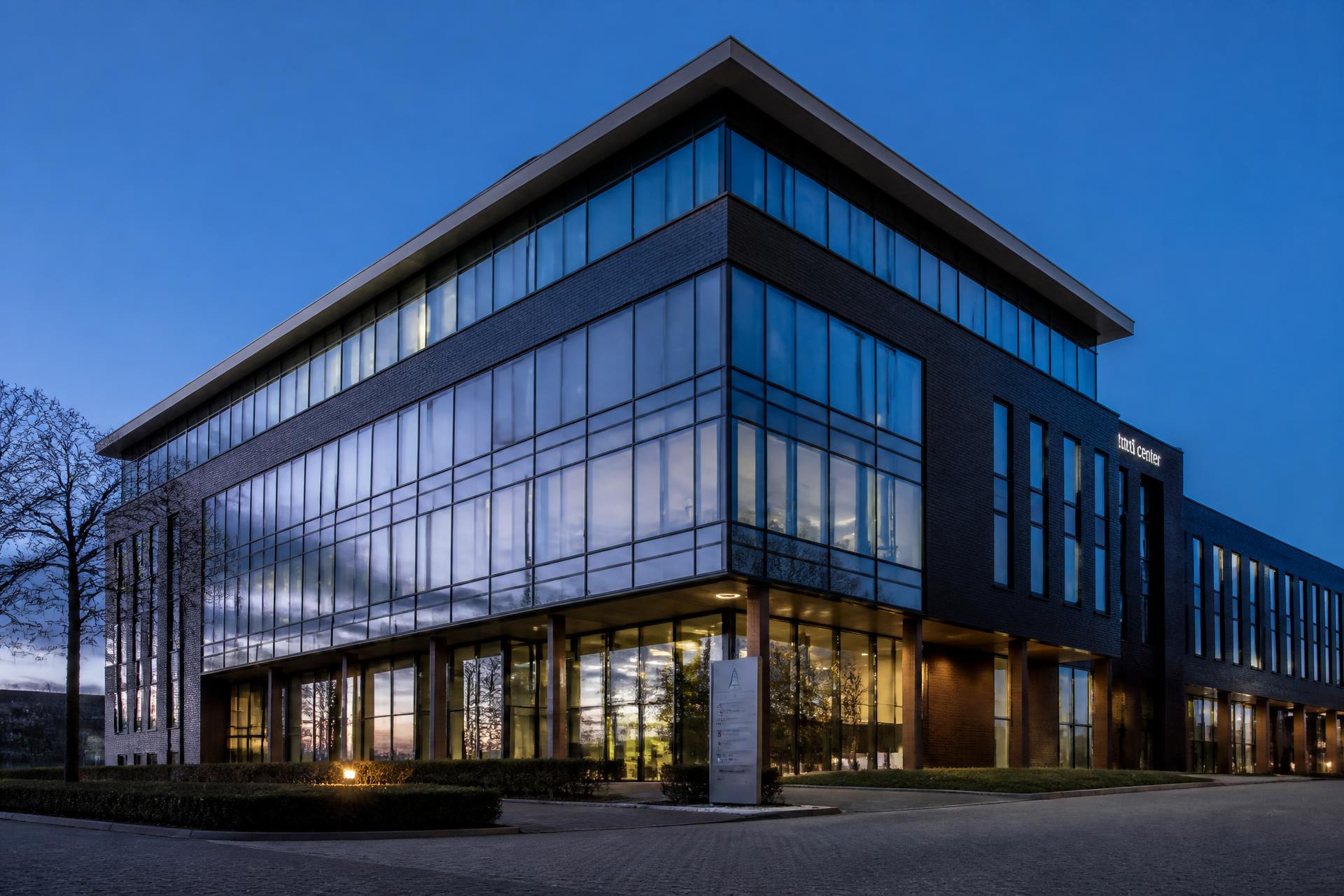 Modern kantoorgebouw in Heerlen bij avondlicht